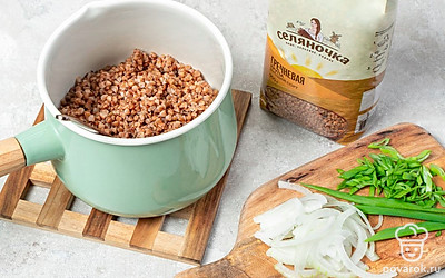 Отварите гречку «Селяночка». В кастрюлю налейте 3 стакана воды, всыпьте гречку, посолите и доведите до кипения, затем снимите с огня и оставьте крупу набухать под крышкой в течение 30 минут.