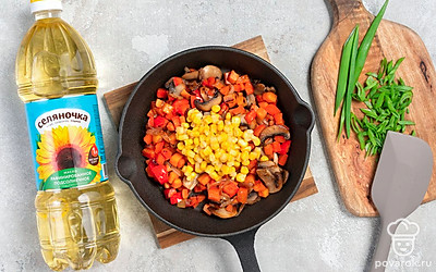 Обжарьте овощи. В сковороду налейте подсолнечное масло «Селяночка», выложите лук и обжарьте в течение 3 минут, затем добавьте шампиньоны Global Village и жарьте в течение 10 минут. Выложите болгарский перец и жарьте еще 2 минуты, затем добавьте морковь Global Village, потушите 1 минуту. Положите консервированную кукурузу Global Village и зеленый лук Global Village, приправьте черным молотым перцем «Рестория», перемешайте.