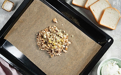 Начните готовить грибную начинку. Смешайте лесные грибы, оливковое масло, чеснок, лимонную цедру и сок, анчоусы. Добавьте соль и перец молотый по вкусу. Выложите на противень, поставьте в духовку и запекайте 20 минут.