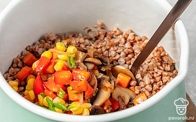 Соедините крупу с овощами. В кастрюлю к гречке «Селяночка» добавьте обжаренные овощи и перемешайте.