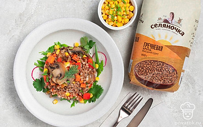 Для красивой подачи выложите гречку на тарелку через кондитерское кольцо и украсьте зеленью.