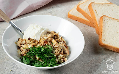 Добавьте в начинку оставшиеся компоненты и завершите ее приготовление. В грибную начинку положите измельченную петрушку, сыр. Хорошо перемешайте.