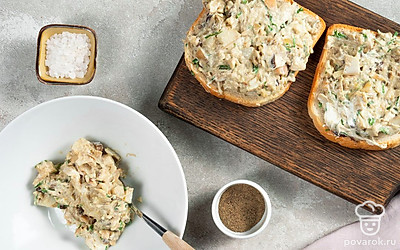 Соберите тост. На хлебные кусочки выложите начинку из лесных грибов, разровняйте.