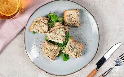 Плоскую сервировочную тарелку застелите салатными листьями, разложите тосты с лесными грибами, посыпьте измельченным зеленым луком.