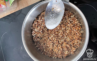 Добавит соль, любимые специи.