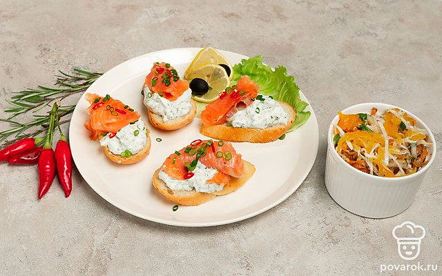 Тост с лососем и творогом — Рецепт с фото