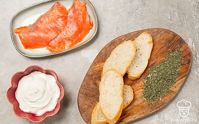 Батон подсушите в тостере. Если его нет, тосты можно немного обжарить на сковороде или в духовке. Кусочки лосося при необходимости порежьте на небольшие порционные ломтики. Листья салата хорошо промойте и обсушите. Подготовьте блендер.