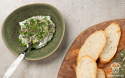 Приготовьте творожную намазку. Творог перебейте блендером в однородную воздушную массу. Добавьте зелень, тщательно перемешайте и оставьте на 5 минут пропитаться ароматами.