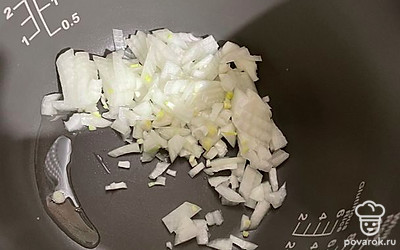 Чистим и мелко режем лук. Добавляем в мультиварку вместе с маслом.