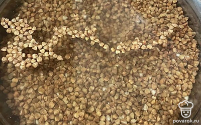 Полстакана гречки предварительно замачиваем в холодной воде, пока готовится лук.