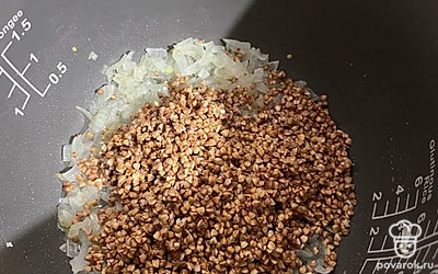 Выкладываем к луку гречку, без воды.