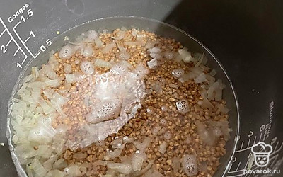 Добавляем 1 стакан горячей воды. Соль и перец по вкусу.