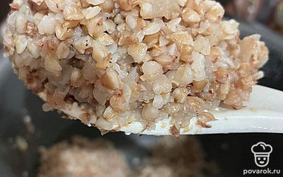 Через 15 минут гречка готова.