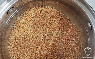 Залейте гречку водой в пропорции 1/2. Поставьте на плиту.