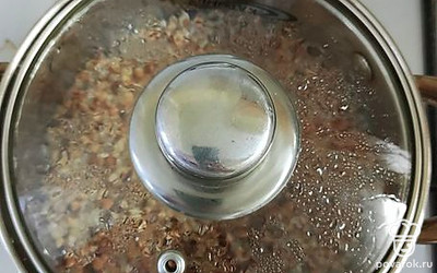 После закипания, посолите по вкусу, накройте гречку крышкой, и убавьте газ. 
Как вода полностью выкипит, гречка готова.