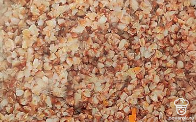 Гречку отварить до готовности в пропорции 1/2 (1 часть гречки, 2 части воды), посолить по вкусу.