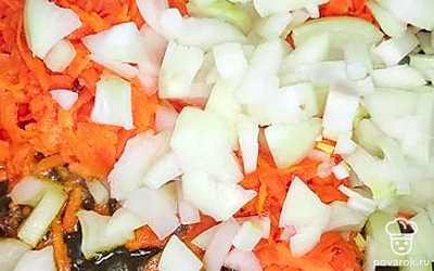 Обжарить лук и морковь на подсолнечном масле.