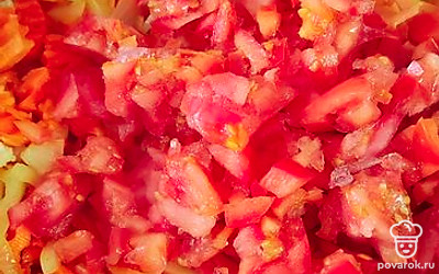 Через пару минут добавить болгарский перец и нарезанный помидор, посолить по вкусу. Потушить 5 минут до готовности всех овощей.