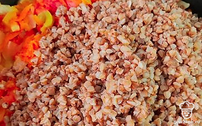 Смешать овощи и гречку, оставить на 30 минут. Гречка будет впитывать соки овощей.