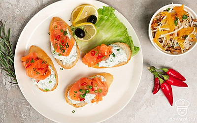 Подавайте тост с лососем на листьях салата.