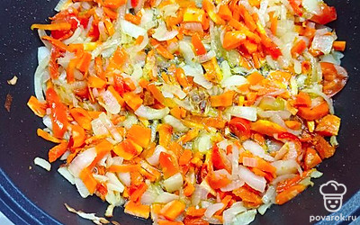Овощи режем, обжариваем на растительном масле до готовности.
