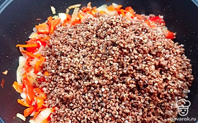 К овощам добавляем крупу.