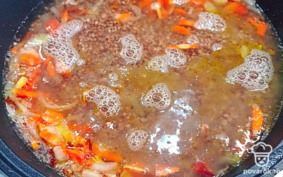 Добавляем горячую воду 1:2, солим по вкусу. Тушим до готовности.