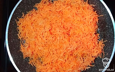 Морковь помыть, почистить и натереть на мелкой терке. Положить в сковородку, налить растительное масло и жарить минут 10.