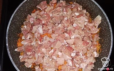 Свинину порезать на кусочки. Добавить в сковородку и потушить минут 30.