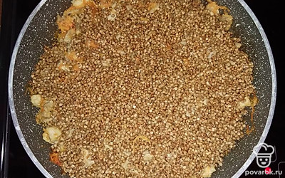 Гречку перебрать, промыть и добавить в сковородку.