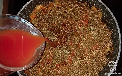 Посыпать специями (укроп, петрушка, перец и чеснок). Воду смешать с томатной пастой. И добавить в сковородку.