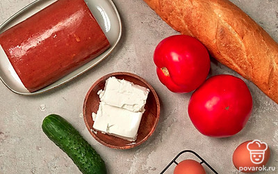 Заранее сварите, остудите и очистите яйца, «Фетаксу» разомните вилкой. Помойте огурец, помидоры, обсушите их на бумажных полотенцах.