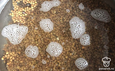 Хорошо промойте гречку, залейте ее водой и поставьте на средний огонь. Как только закипит, огонь убавьте и варите до полнной готовности гречи.