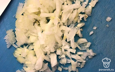Лук мелко нарежьте.