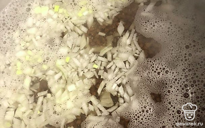 Отправьте лук в кастрюлю к гречке.