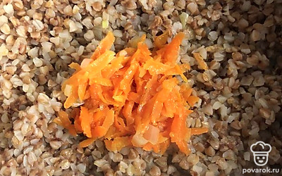 Туда же добавьте мелко натертую морковь.
