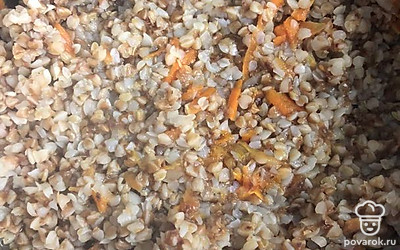 Все перемешайте, накройте крышкой и варите до полного выпаривания воды.