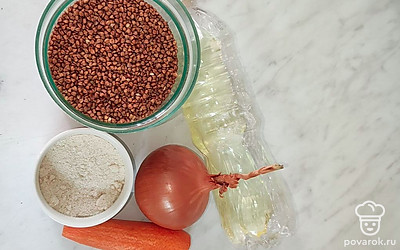 Подготовьте все ингредиенты. Овощи очистите.
