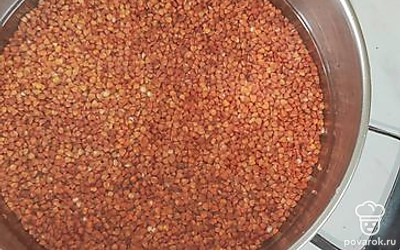 Гречку промойте под проточной водой. Добавьте воды в пропорции 1 к 2 :1 часть крупы и 2 части воды. Поставьте на газ, посолите по вкусу и варите на медленном огне, до полного выкипания воды. 