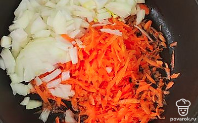 Лук мелко нарежьте, морковь натрите на крупной терке. Обжарьте на растительном масле. 
