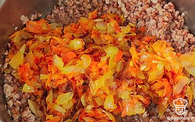 Смешайте обжаренные овощи и отварную гречку. 