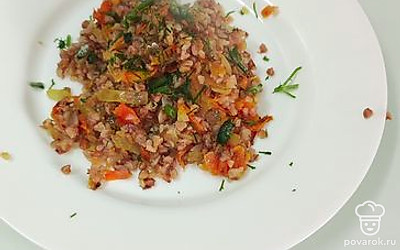 Подавайте гречку со свежей зеленью. 