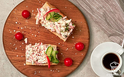 Готовое блюдо подавайте в качестве легкой закуски. По желанию поэкспериментируйте с подачей — соедините две части багета, после чего порежьте его небольшими кусочками. Выложите их на тарелку и подайте к столу.