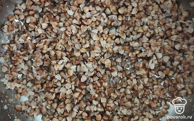 Гречневая каша со сливочным маслом и приправами — Рецепт с фото