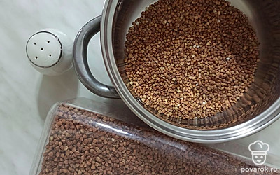 Подготовить все необходимые продукты, гречневую крупу хорошо промыть.