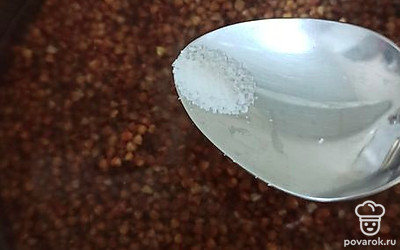 Залить гречневую крупу водой, добавить соль. Варить 20 минут.