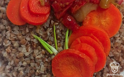 Грчку с маслом можно подавать к столу с тушеными овощами. 