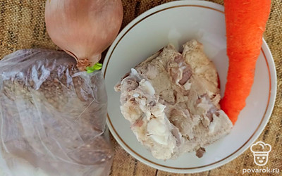 Приготовить ингредиенты. Крупу промыть. Мясо сварить. Овощи почистить.