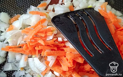 Лук мелко нарезать, морковь натереть. Потушить на сковороде.