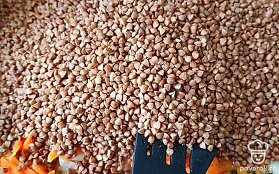 Добавить гречку, слегка все обжарить. Залить водой, посолить.